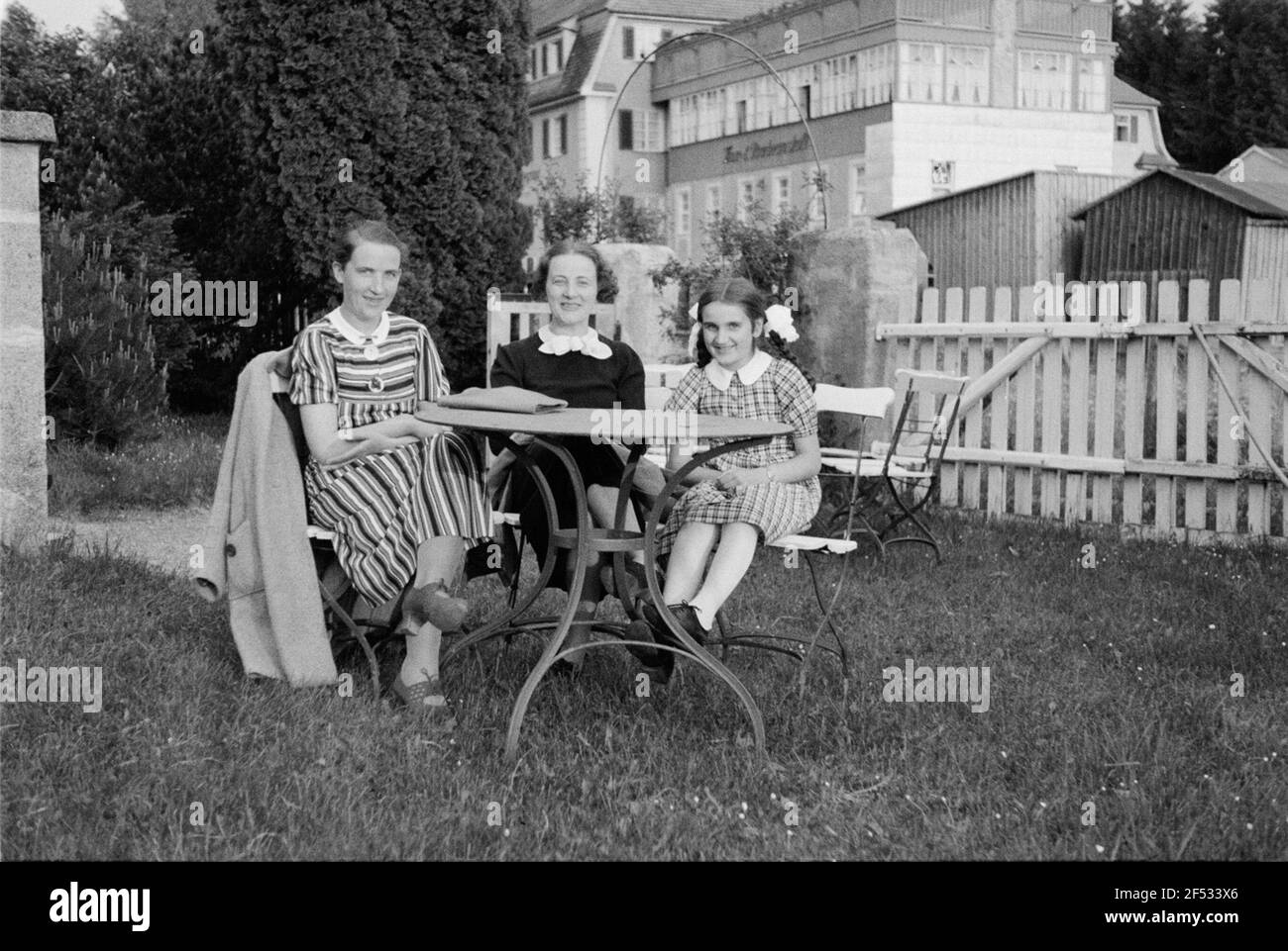 Private Aufzeichnungen. Drei Schwestern der Fotografin (Elisabeth, Resi und Gretl) sitzen am Tisch in einem Garten (wahrscheinlich in Bad Wörishofen) Stockfoto