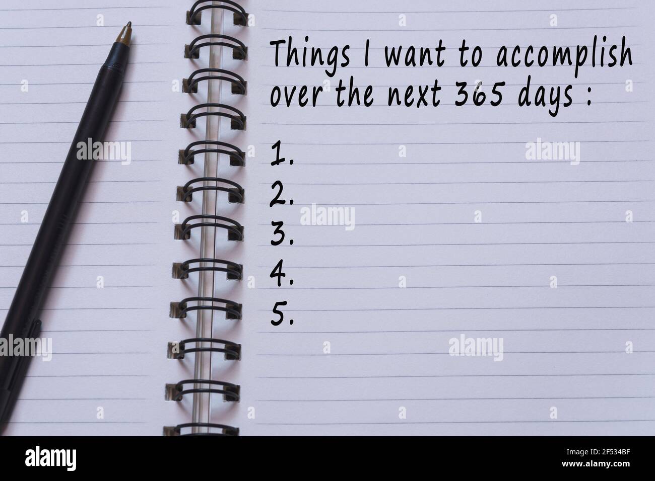 Text auf Notizblock mit Stift - Dinge, die ich möchte In den nächsten 365 Tagen erreichen Stockfoto