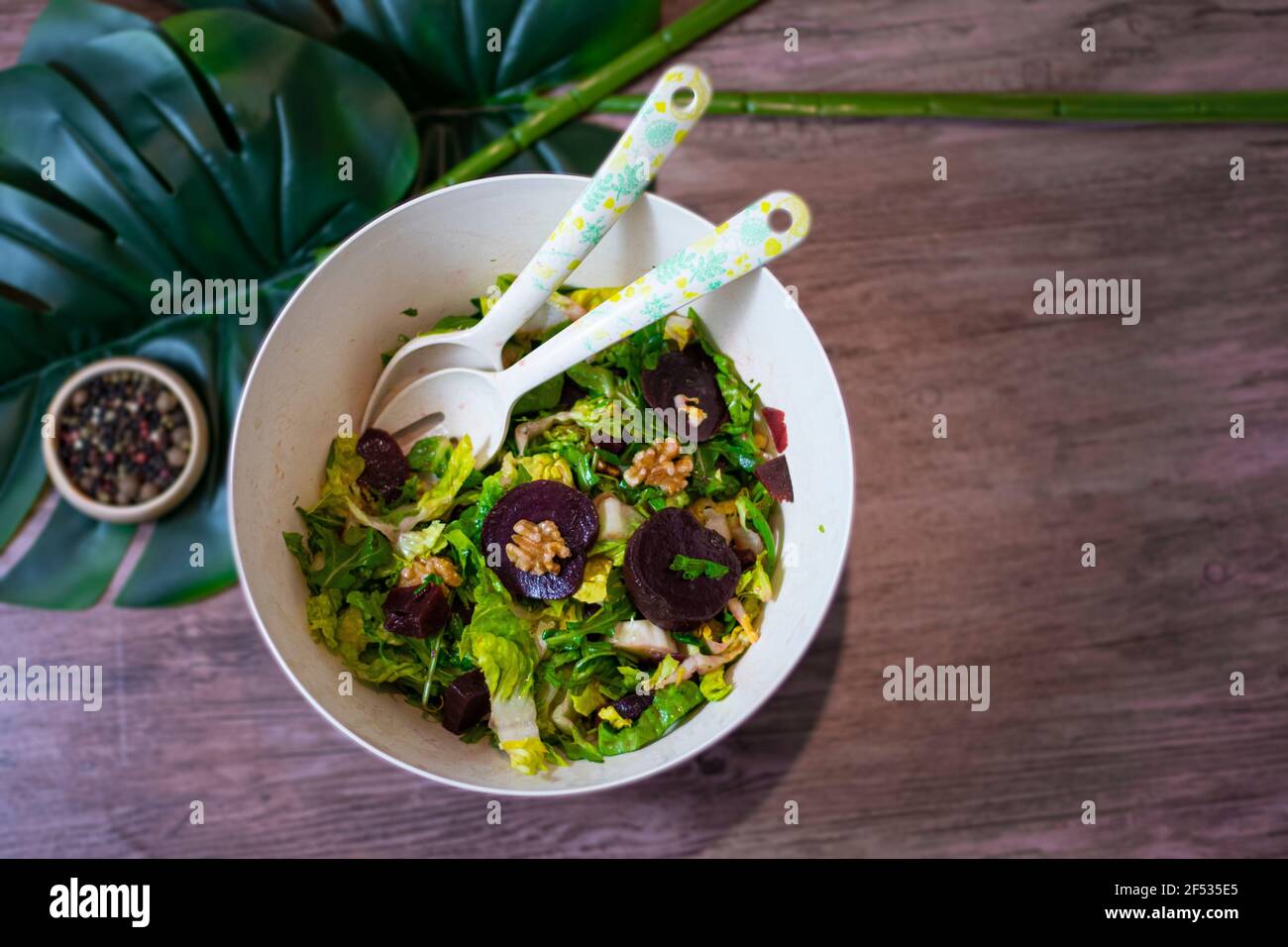 Salatschüssel mit Beetroots-Salat Walnuss Draufsicht Stockfoto