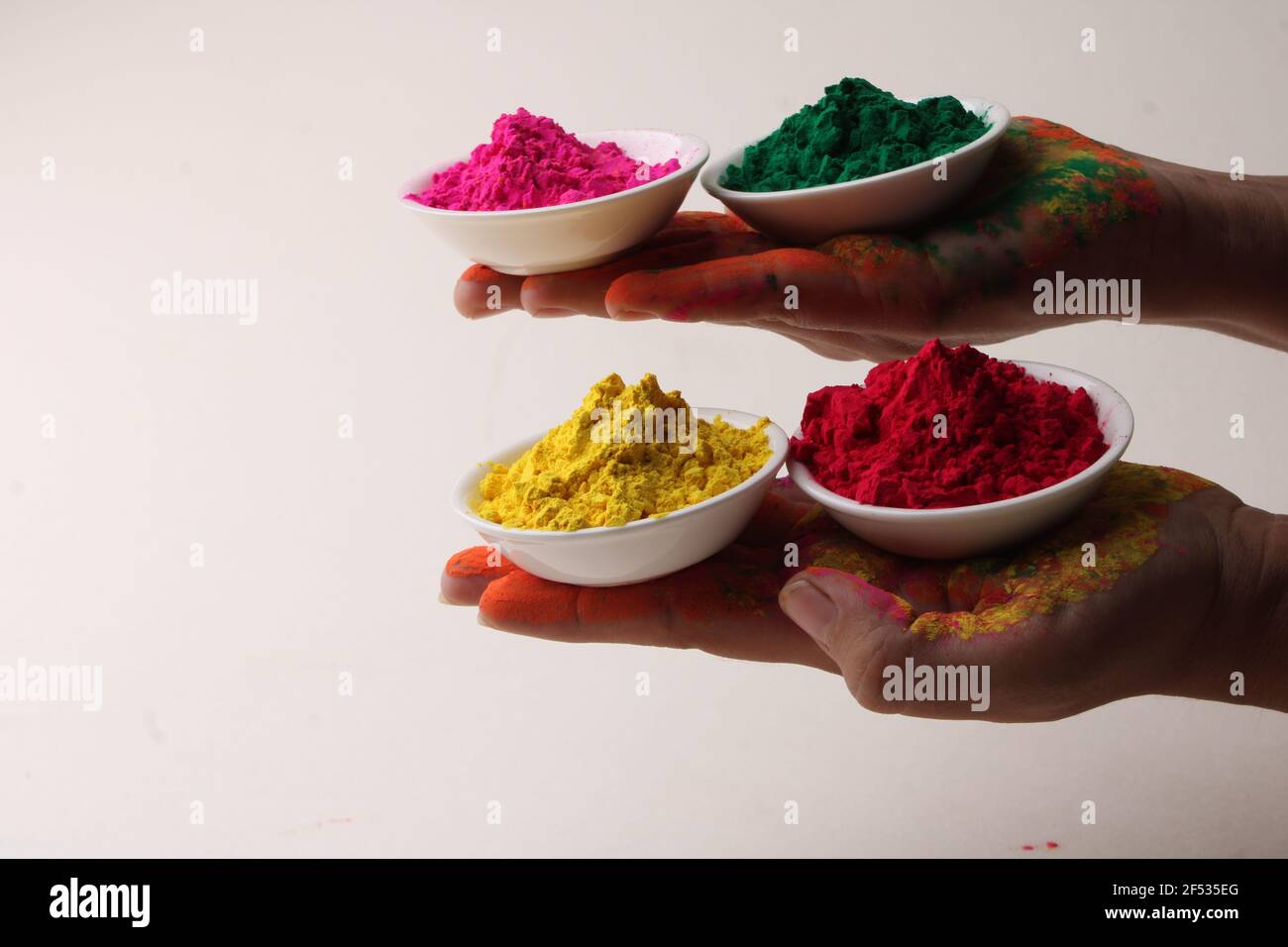 holi grüßt Ansicht der Hände mit Gulal für Hindu Frühling festival der Farben Stockfoto