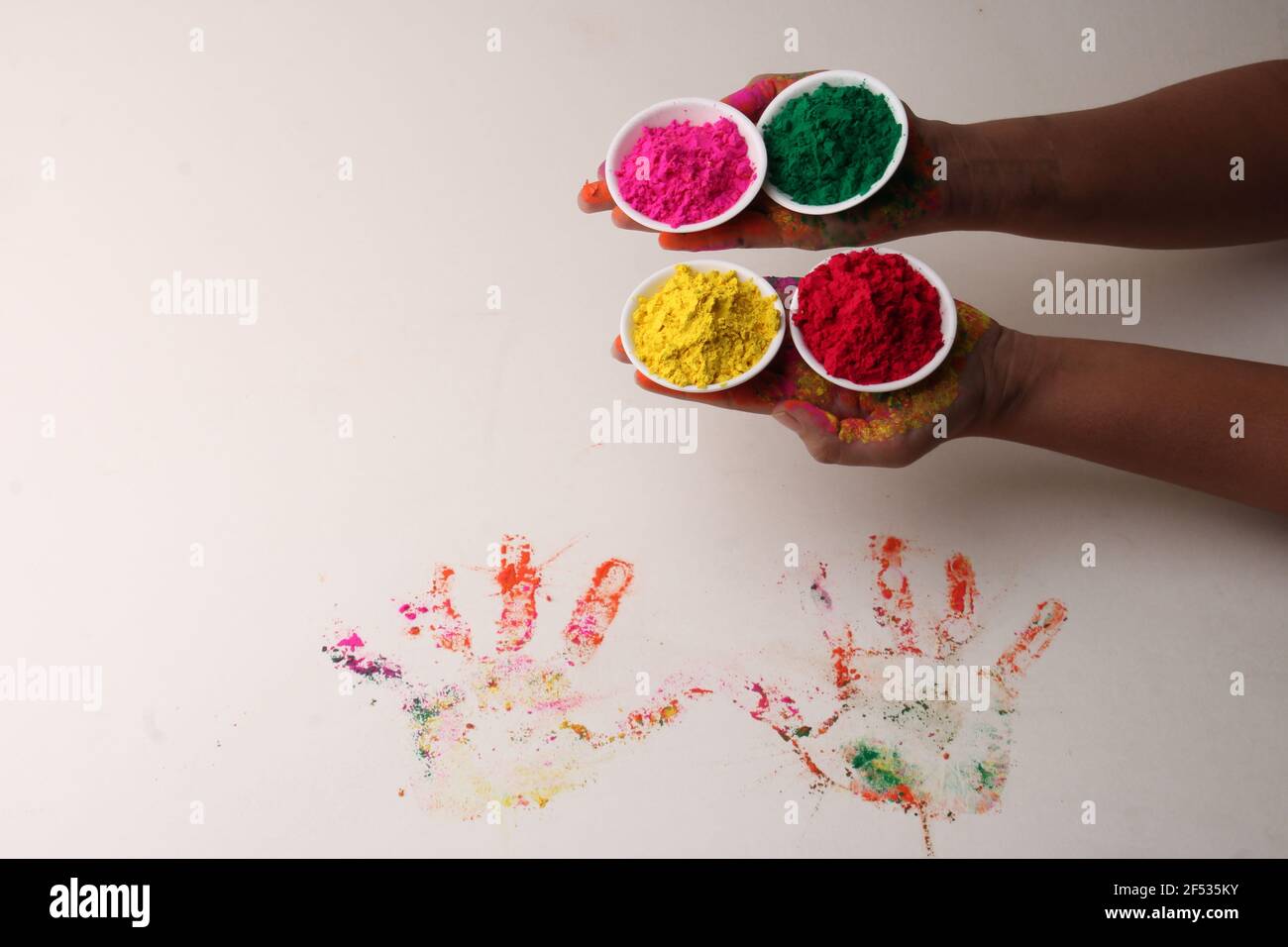 holi grüßt Ansicht der Hände mit Gulal für Hindu Frühling festival der Farben Stockfoto