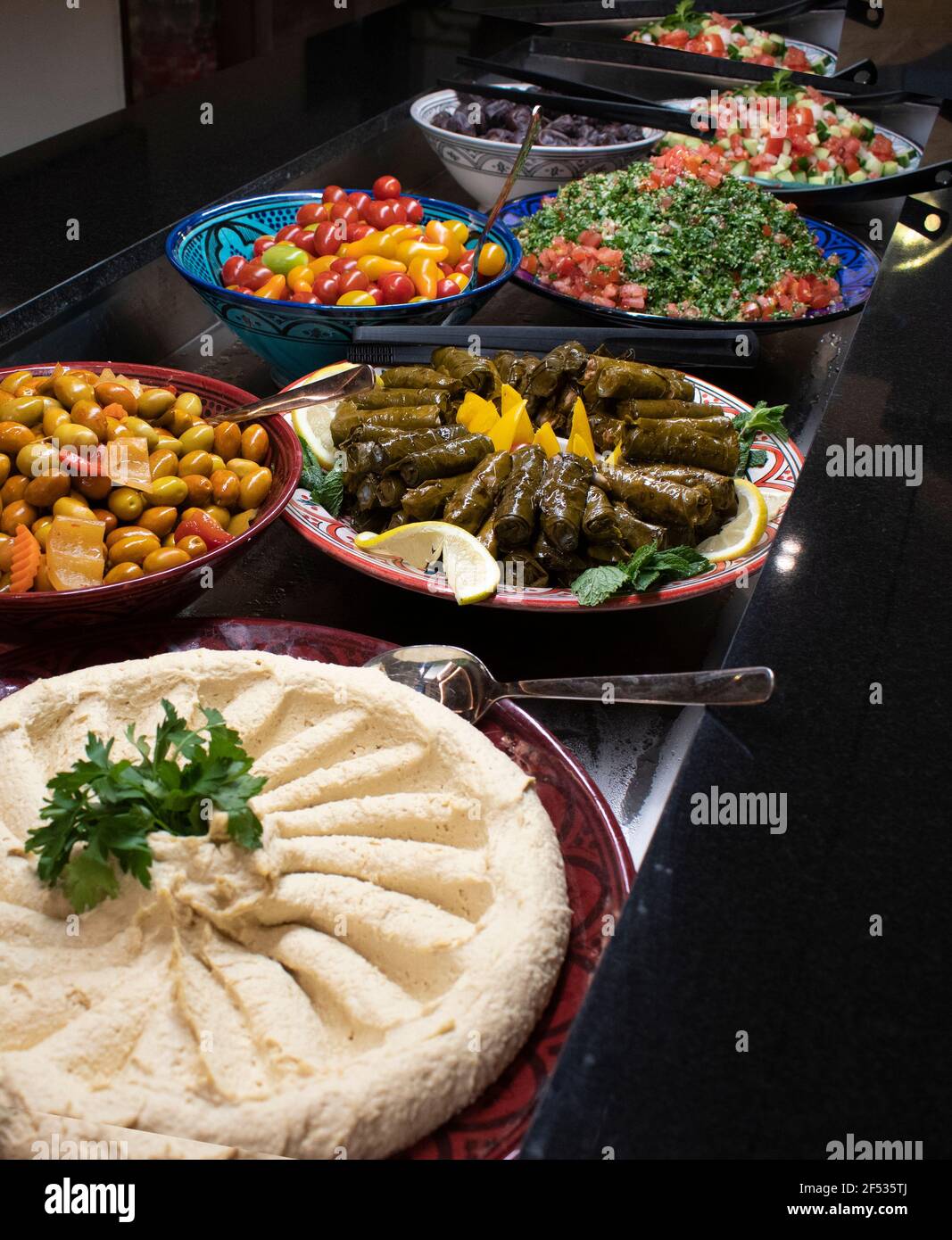 Ein arabisches Buffet mit orientalischem Speisenbuffet, Sideboard platziert Ein öffentlicher Bereich, in dem die Gäste sich selbst bedienen können Stockfoto