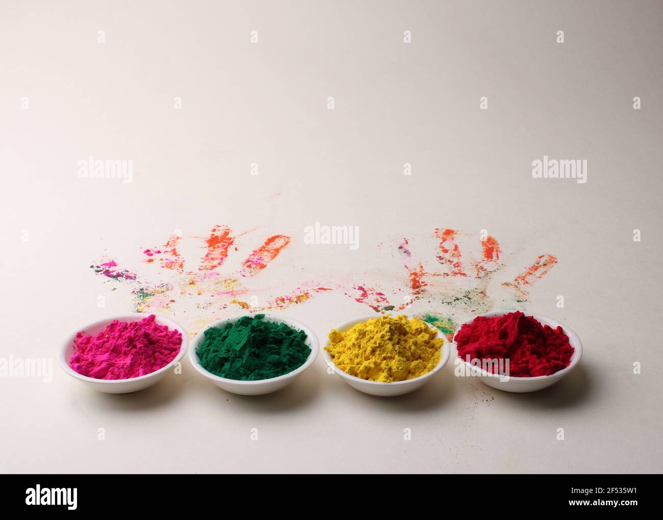 Holi Grüße - Organic Gulal in Schale für Festival von Farben Stockfoto