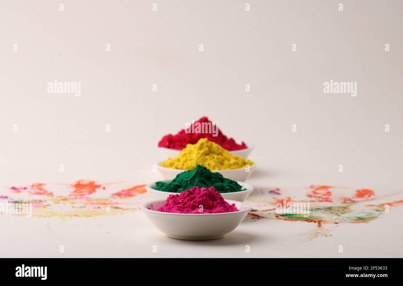Holi Grüße - Organic Gulal in Schale für Festival von Farben Stockfoto