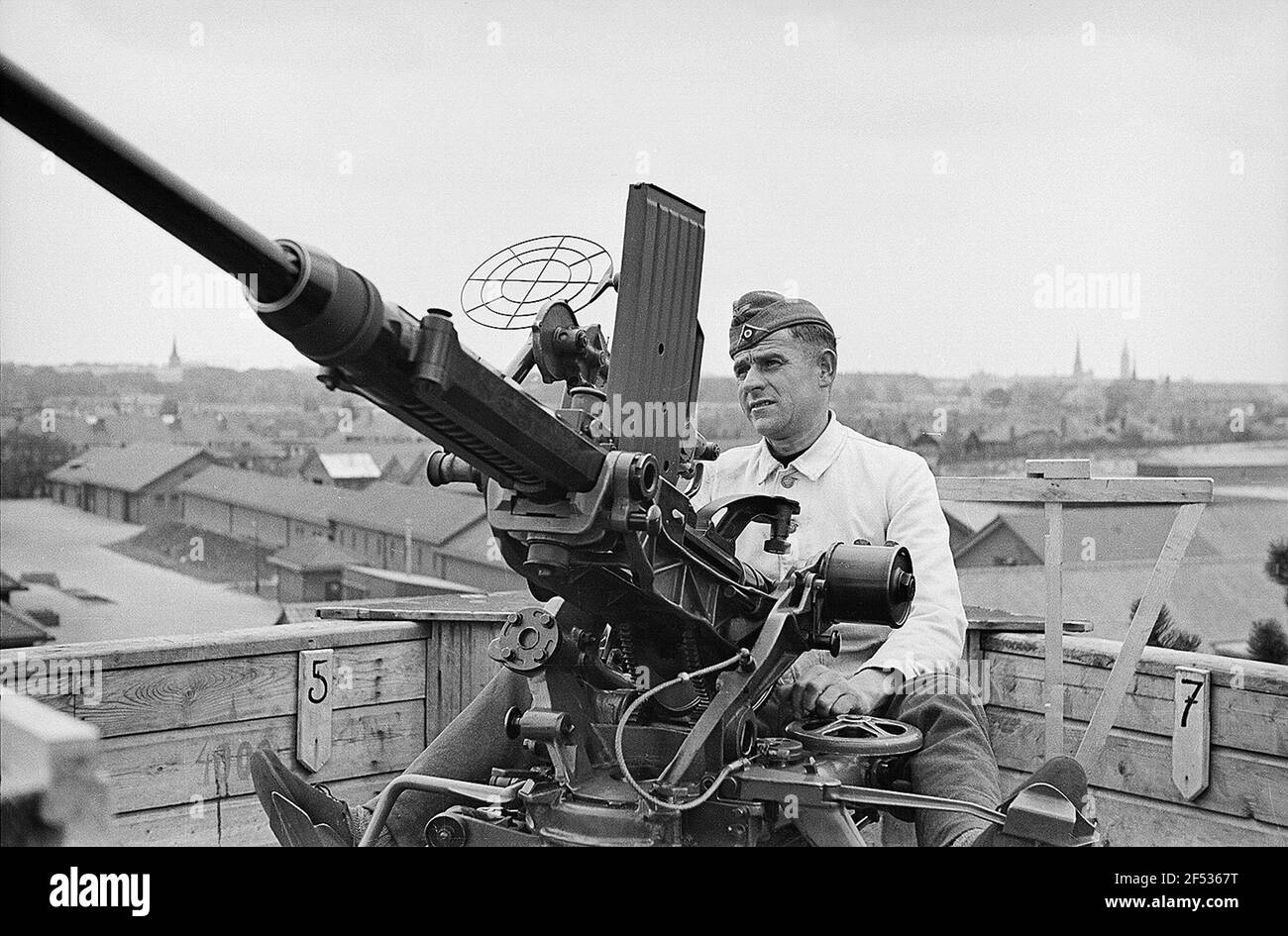 Zweiter Weltkrieg. Niederlande unter deutscher Besatzung. Wehrmittlicher am Maschinengewehr, wahrscheinlich auf einem Wachturm am Wohnstandort, vielleicht auf einem Gestüt (gut bei Den Haag) Stockfoto