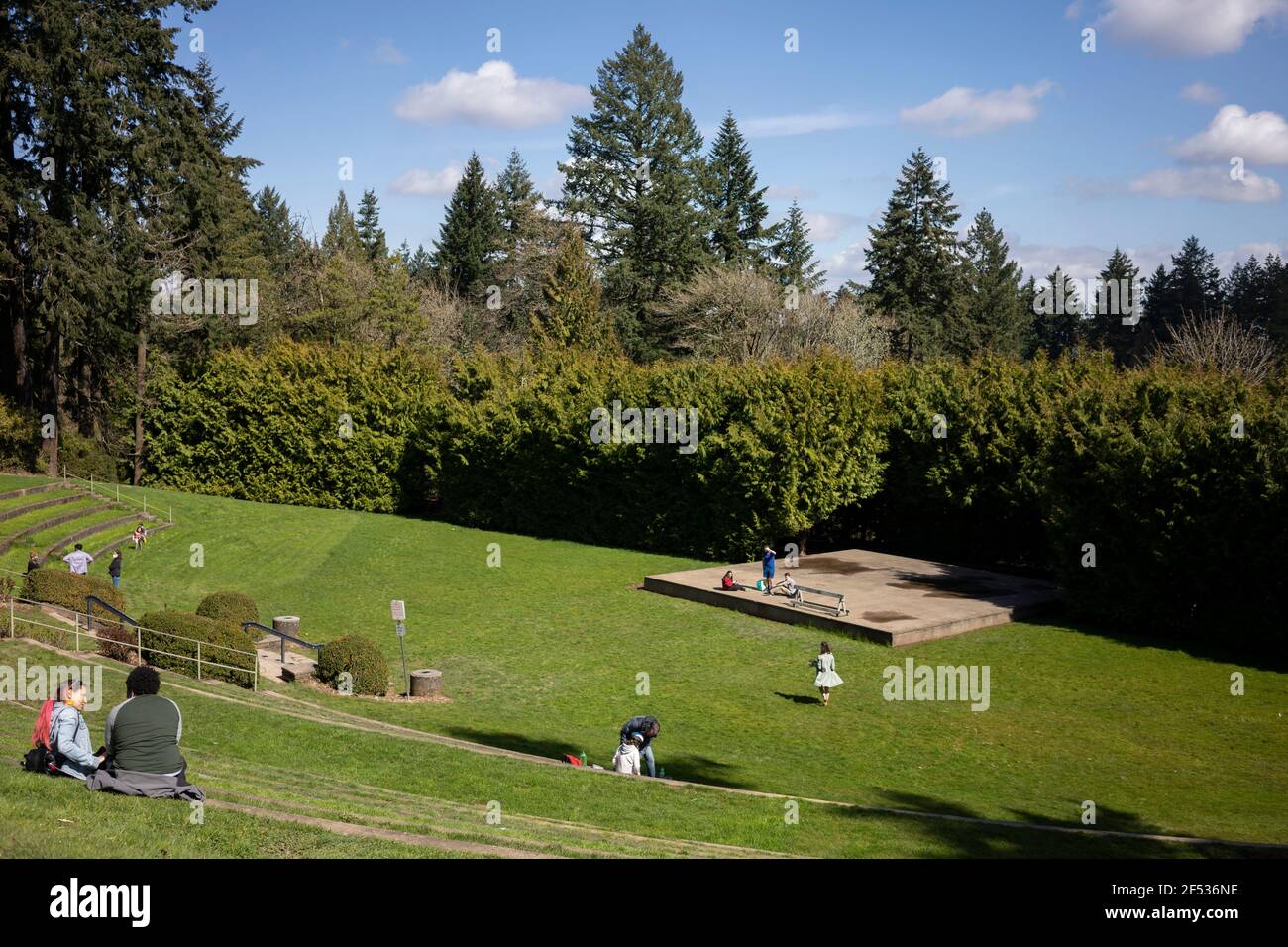 Besucher des Washington Park Amphitheatre in Portland, Oregon, genießen die Natur am Dienstag, 23. März 2021, während der Frühling inmitten der Pandemie kommt. Stockfoto