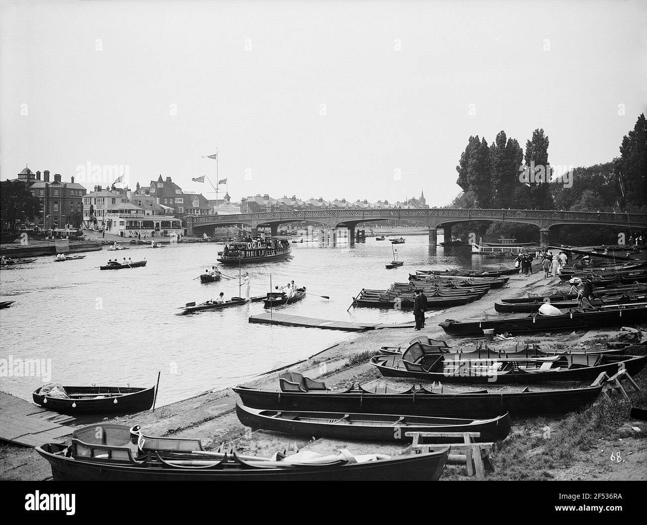 Hampton Court (Londonise). Blick auf die Themse mit Ruderstation rechts, im Hintergrund Iron Hampton Court Bridge (1864-1866; E. T. Murray) auf den Wohn- und Hotelbezirk Hampton Court (Londonise). Blick auf die Themse mit Ruderstation rechts, im Hintergrund Iron Hampton Court Bridge (1864-1866; E. T. Murray) auf das Wohn- und Hotelviertel Stockfoto