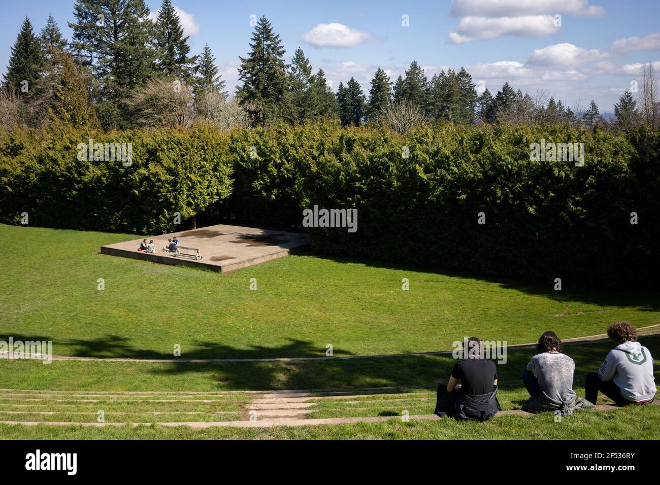Besucher des Washington Park Amphitheatre in Portland, Oregon, genießen die Natur am Dienstag, 23. März 2021, während der Frühling inmitten der Pandemie kommt. Stockfoto