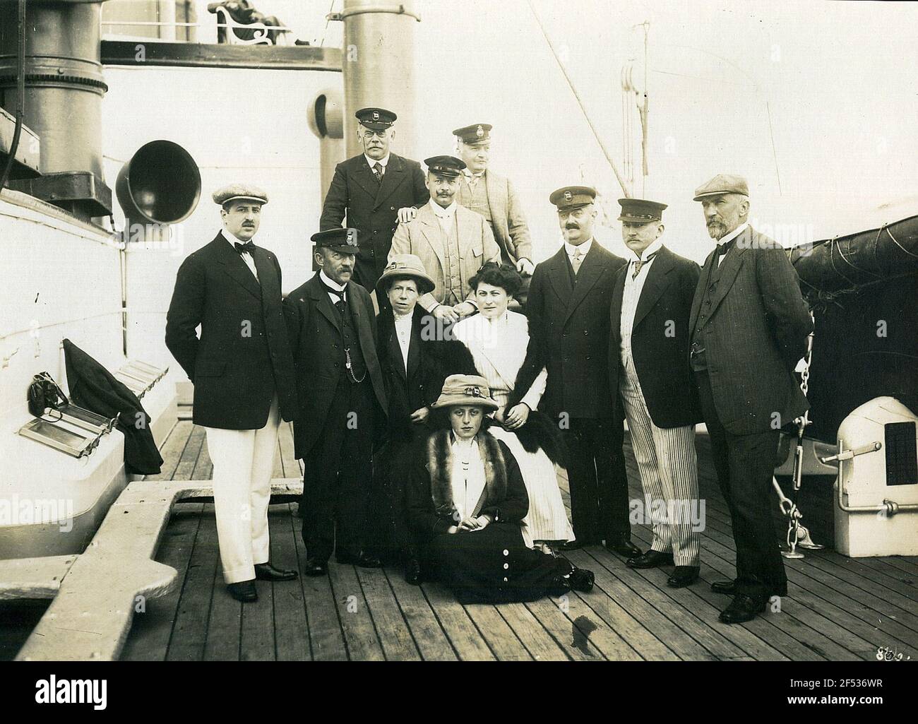 Gruppenbildung der Passagiere an Deck eines Hochseegassiers Dampfgarer Stockfoto