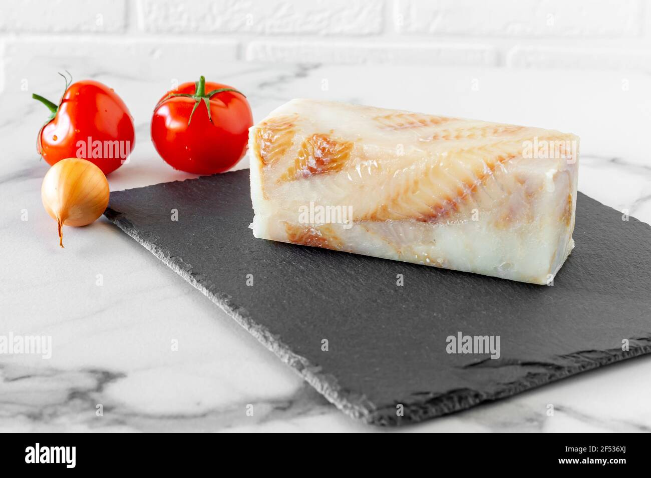 Gefrorenes Filet von Fisch Pangasius auf Steinbrett bereit für Kochen Stockfoto