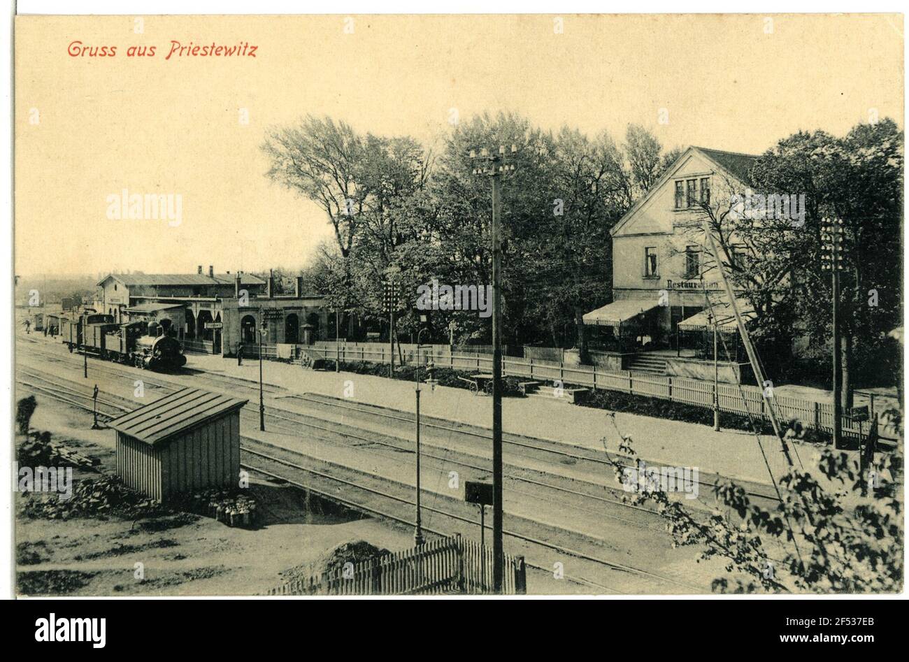 Bahnhof mit Güterzug Priestewitz. Bahnhof mit Güterzug Stockfoto