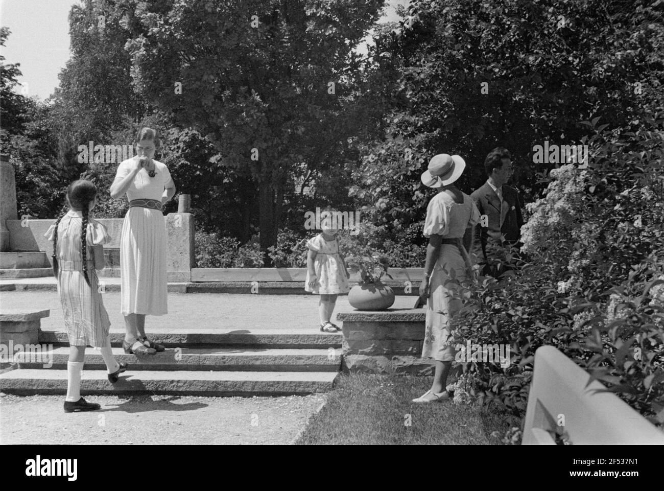 Private Aufzeichnungen. Bad Wörishofen. Die Schwester Gretl des Fotografen und Spaziergänger mit kleinem Mädchen am Denkmalsystem für Sebastian Kneipp am Denkmal Stockfoto