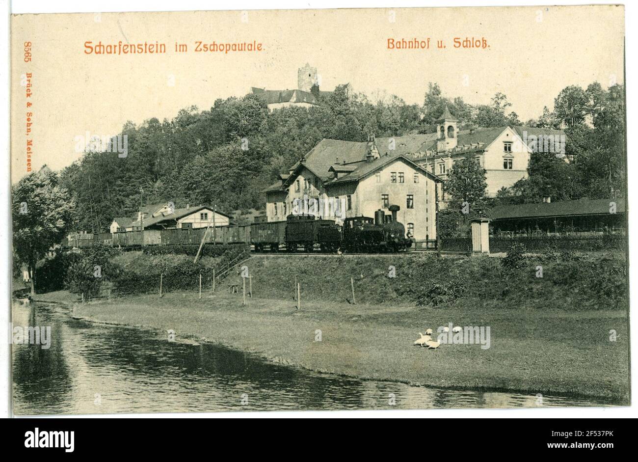 Bahnhof und Schloss Scharfenstein. Bahnhof und Schloss Stockfoto