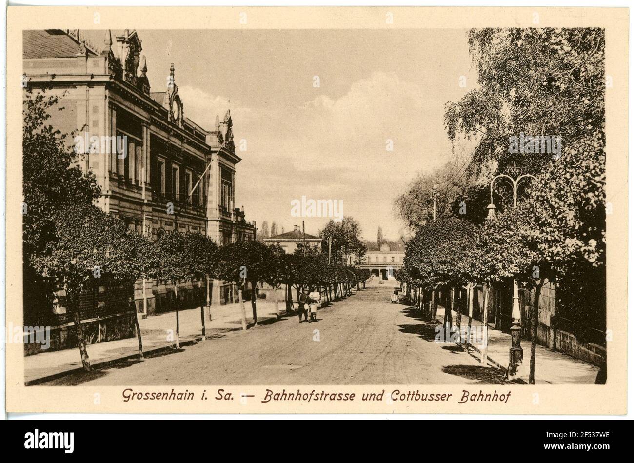 Bahnhofstraße, Post und Cottbuser Bahnhof Großenhain. Bahnhofstraße, Post u. Bahnhof Cottbuser Stockfoto
