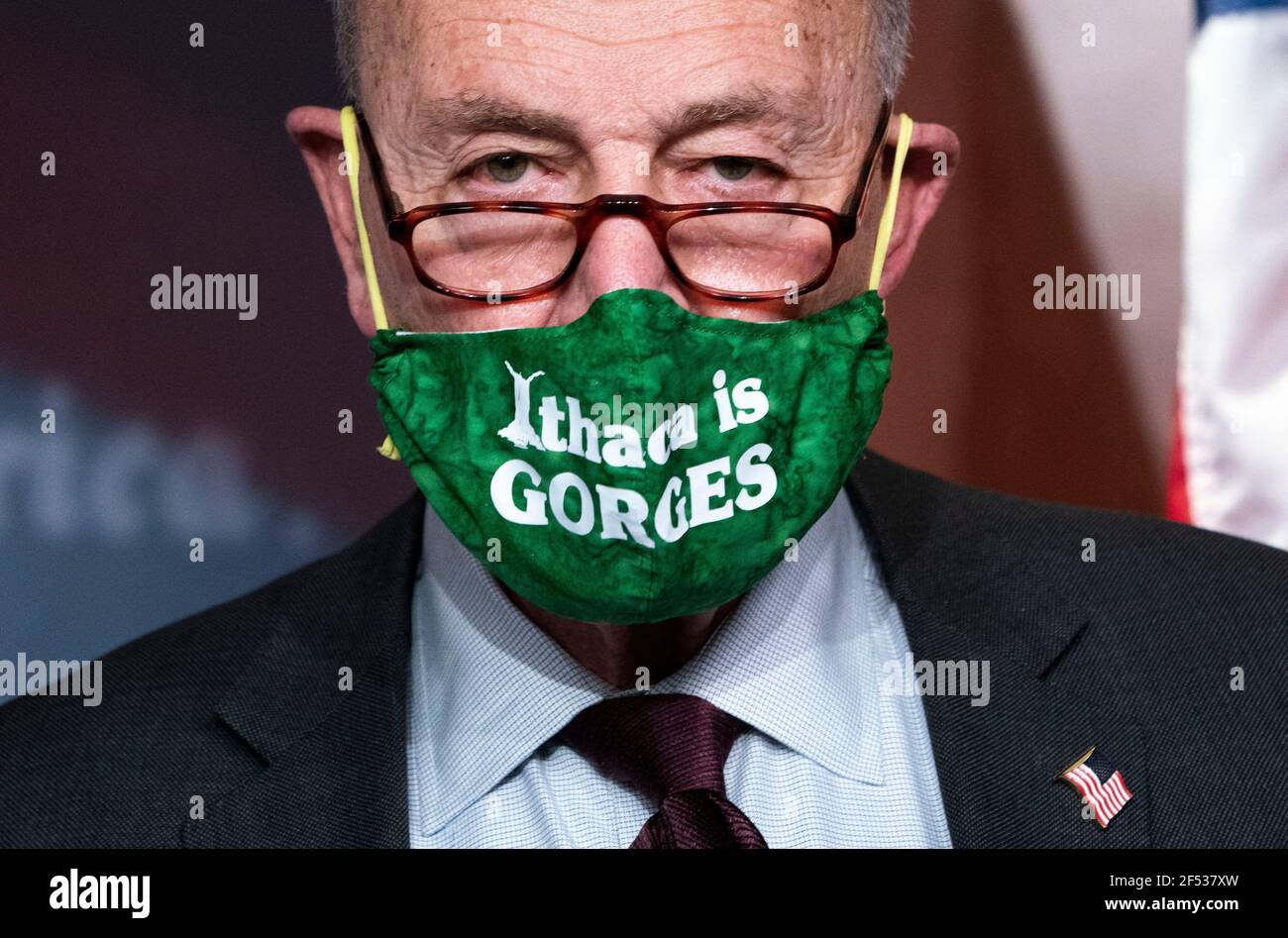 Der Mehrheitsführer des Senats, Charles Schumer, D-NY, trägt eine Maske "Ithaca is Gorges", als er an einer Pressekonferenz nach dem politischen Mittagessen des Senats auf dem Capitol Hill in Washington, DC am Dienstag, dem 23. März 2021 teilnimmt. Schumer kündigte an, dass er die Waffengesetzgebung zu Boden bringen werde, beginnend mit universellen Hintergrundkontrollen. Foto von Kevin Dietsch/Pool/ABACAPRESS.COM Stockfoto