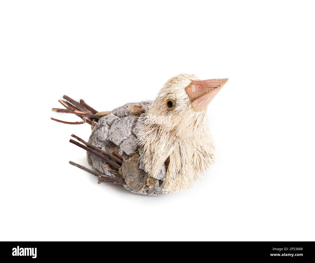 Kleine Vogelfigur, perspektivische Ansicht. Kleine Sperling-Art Vogelfigur, hergestellt mit Strohsaiten, Ton und Stäbchen. Ostern, Frühling oder Party Tisch decora Stockfoto