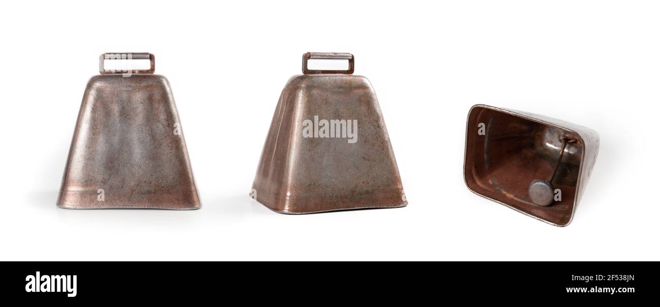 Alte Glocke. Kleine gealterte und strukturierte metallische Kuhglocke aus verschiedenen Kamerawinkeln. Rechteckige, konische Form. Verwendet als Party Dekoration, Abendessen Zeit Stockfoto