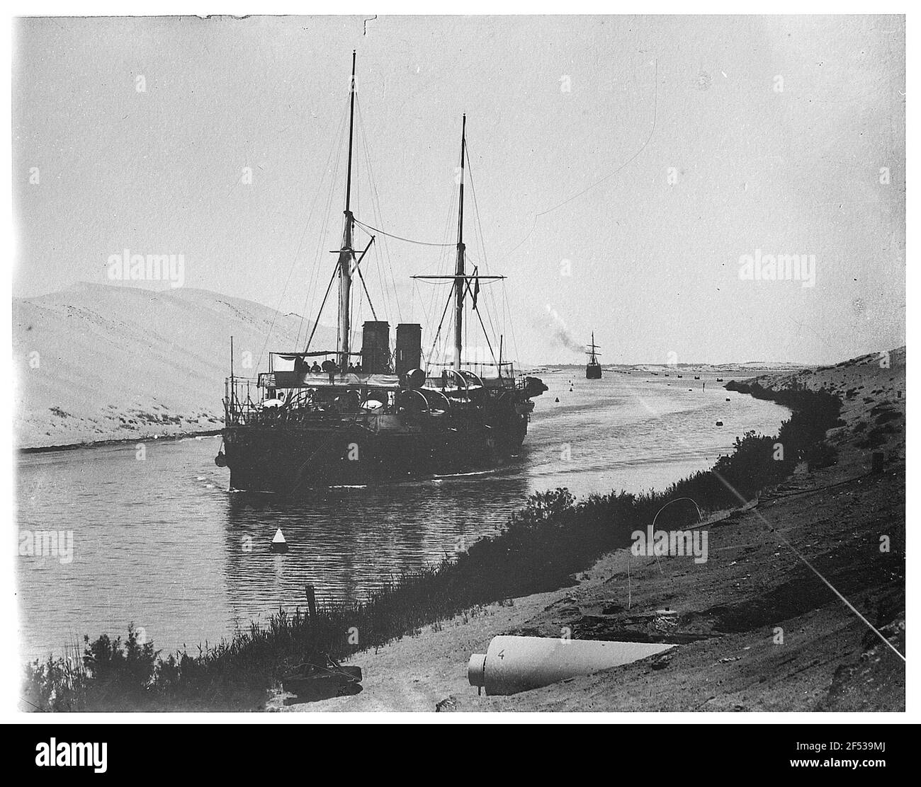 Port Said (Ägypten). Blick vom Ufer des Suezkanals auf einen Hochsee-Passagierdampfer Stockfoto