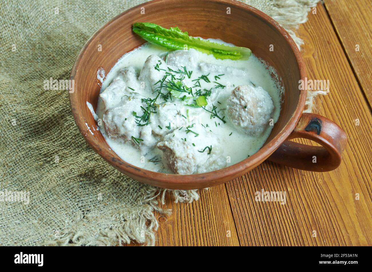 Agnello brodettato - Lammeintopf mit Ei und Zitrone, römische Küche Stockfoto