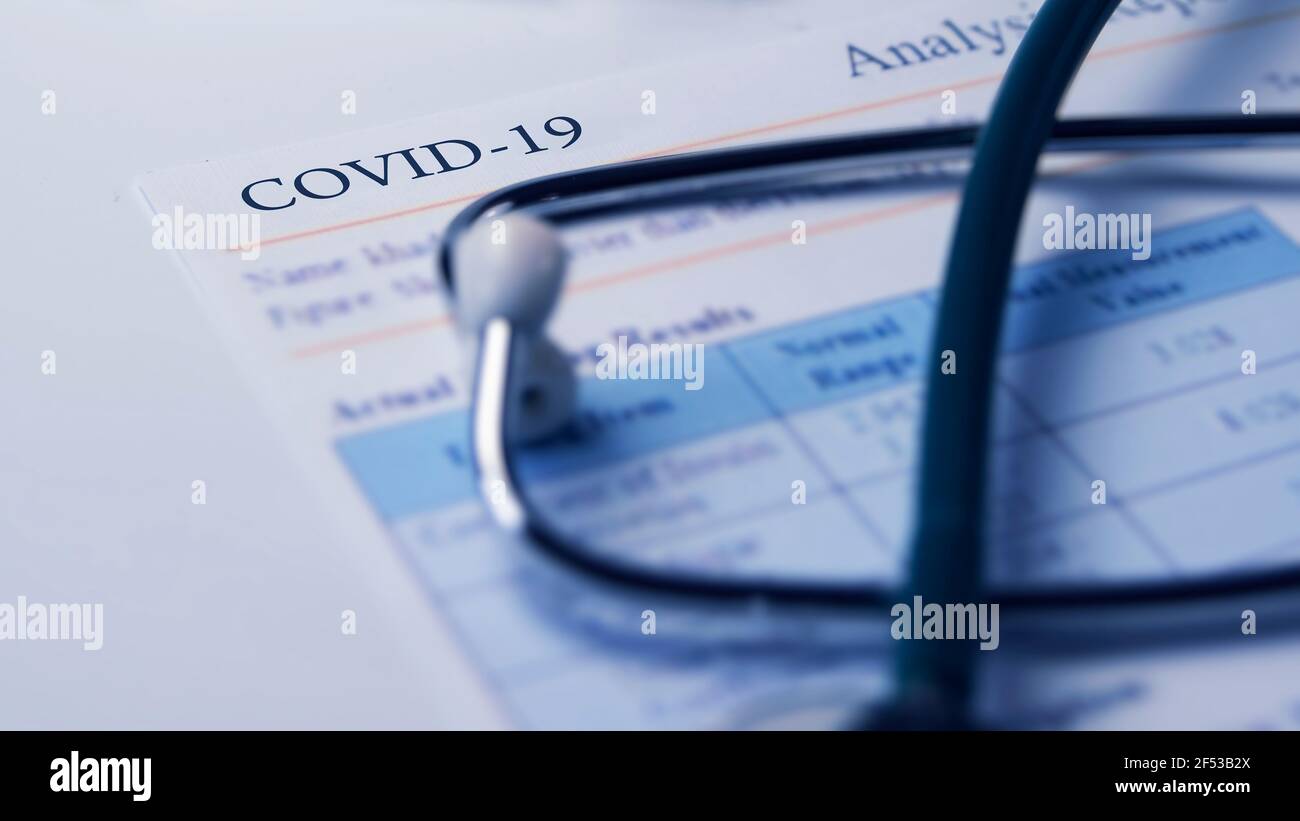 COVID-19 Corona-Virus-Testergebnisse oder ein darauf geschriebenes Blatt COVID-19-Test - Analyse- oder medizinisches Testergebniskonzept. Stockfoto