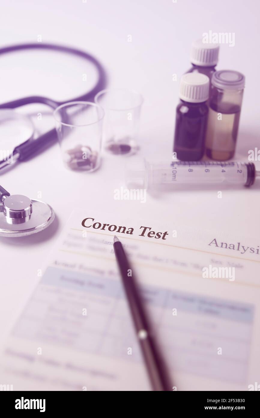 COVID-19 Corona-Virus-Testergebnisse oder ein darauf geschriebenes Blatt COVID-19-Test - Analyse- oder medizinisches Testergebniskonzept. Stockfoto