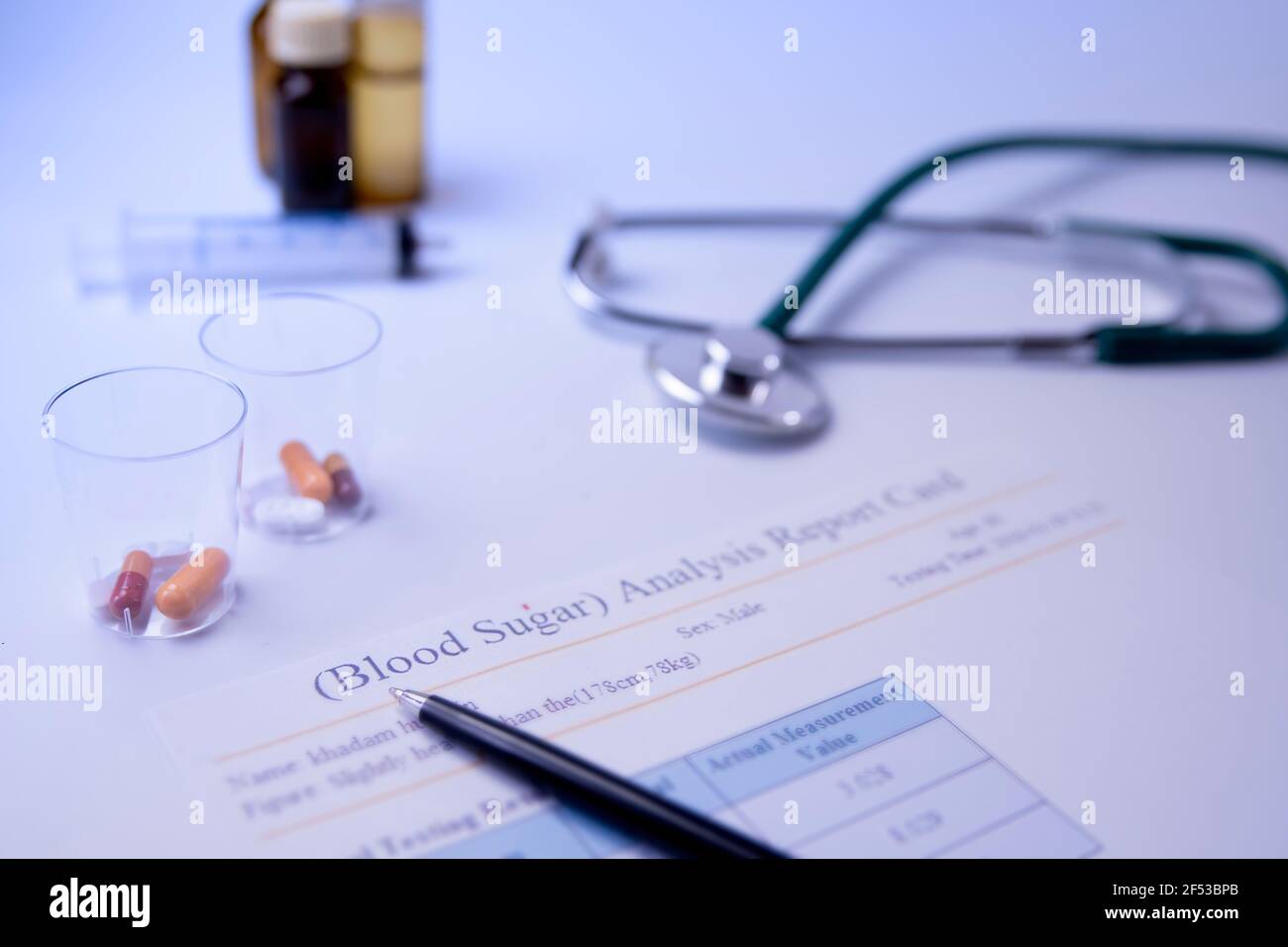 Blutzucker Labour Test Papier oder Blatt darauf geschrieben Blutzucker - Analyse oder medizinische Testergebnis Konzept. Stockfoto