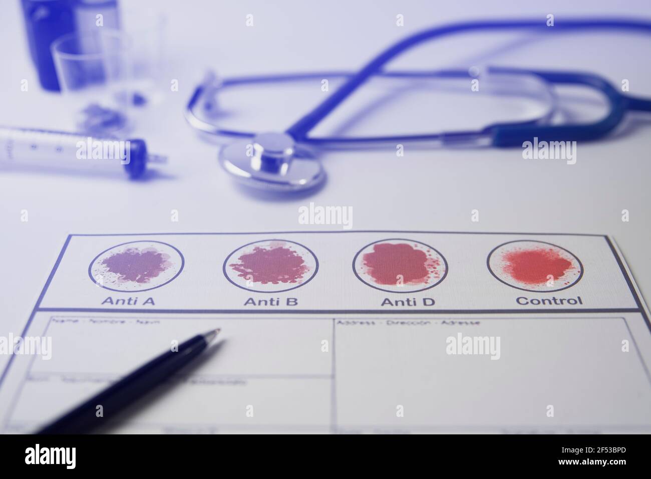 Amerikanische Blutgruppe Labor Test Papier oder Blatt darauf geschrieben Blutgruppe - Analyse oder medizinische Testergebnis Konzept. Stockfoto