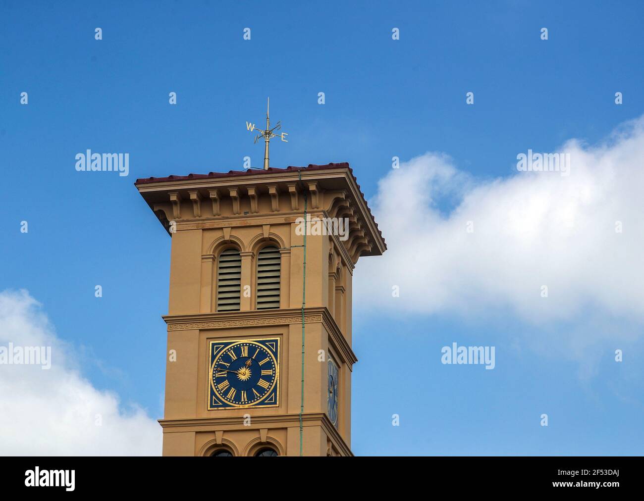 Die neu restaurierte viktorianische Wettervane auf dem 90ft-Uhr-Turm im Osborne House von English Heritage in East Cowes, auf der Isle of Wight, nach einer zweijährigen Restaurierung der Schaufel, nachdem sie während eines Sturms beschädigt wurde. Bilddatum: Mittwoch, 24. März 2021. Stockfoto