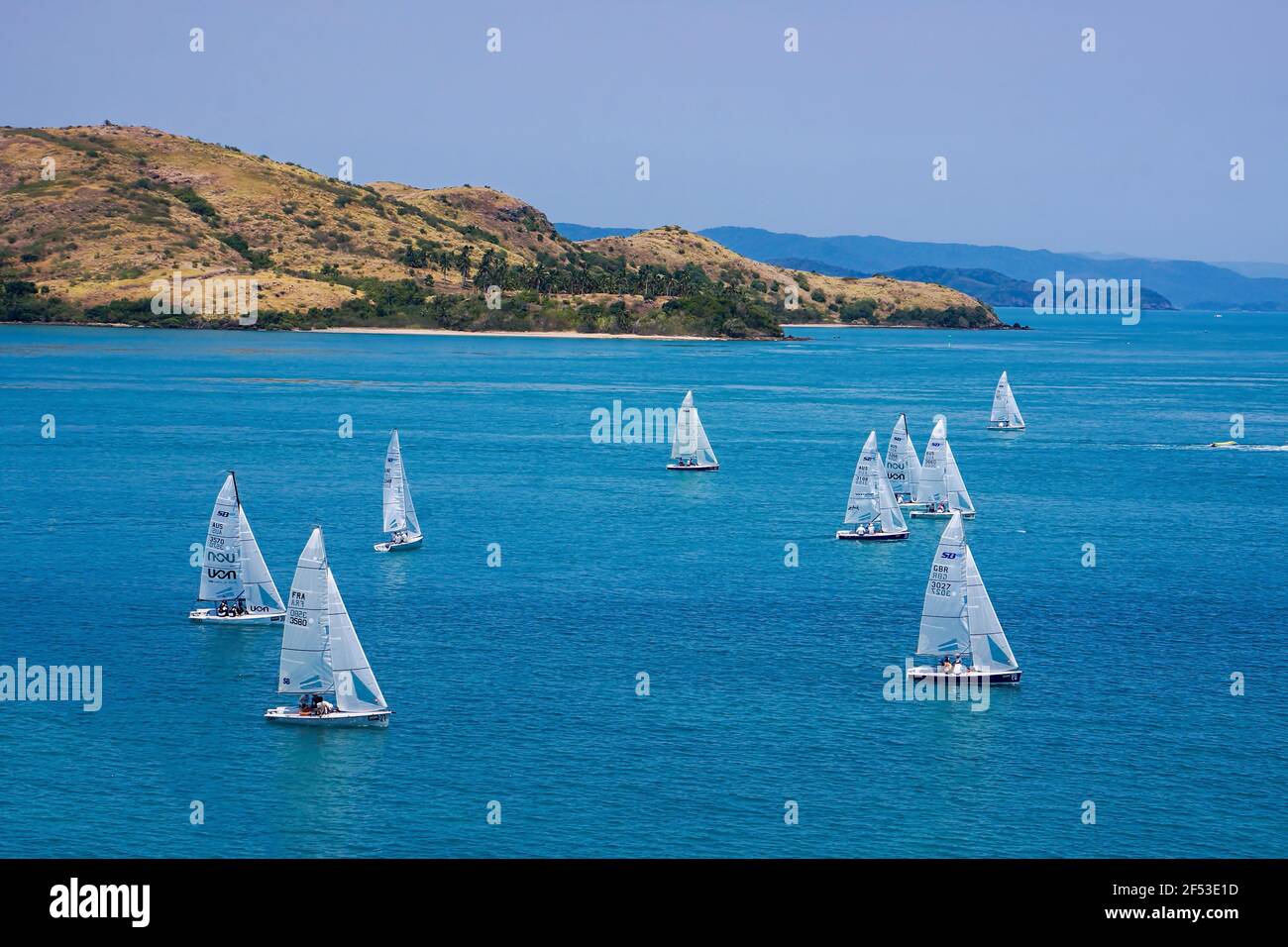 Flotte von kleinen Segelbooten, die jedes Jahr während der aufregenden Weltklasse-Rennwoche auf Hamilton Island, Queensland, Australien, Rennen. Stockfoto
