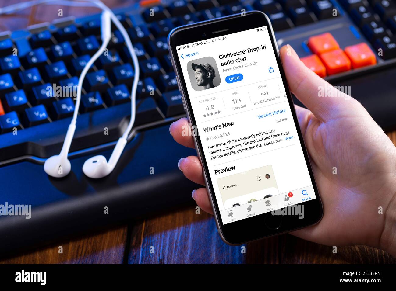 MINSK, WEISSRUSSLAND - 22. März 2021: Öffnen Sie die Clubhouse App auf Ihrem Smartphone. Clubhouse ist eine Audio-Chat-App. Stockfoto