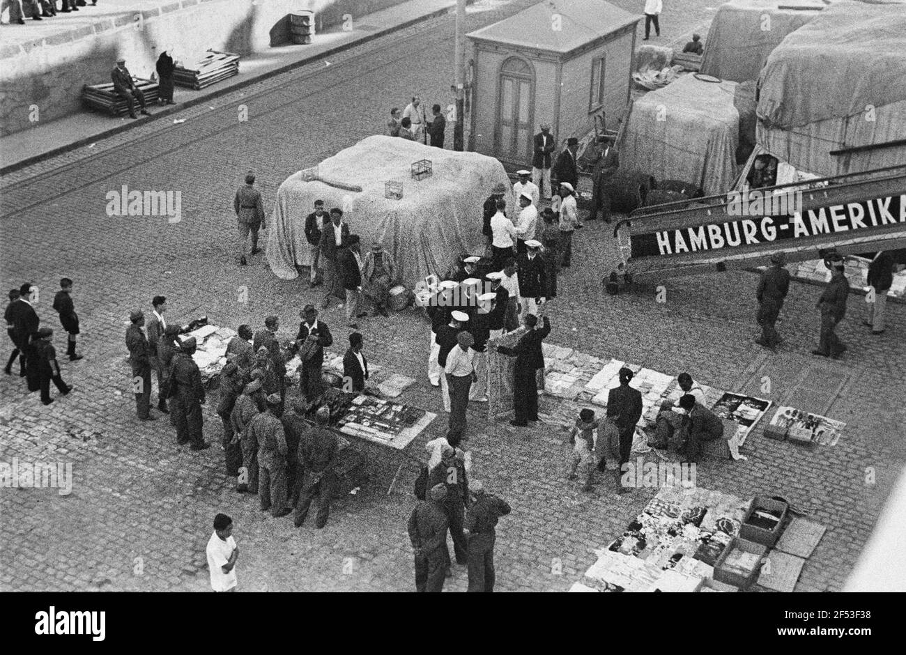 Reisefotos Mittelmeer. Blick vom Passagierschiff 'Milwaukee' am Kai eines Hafens. Ansicht mit Straßenhändlern Stockfoto
