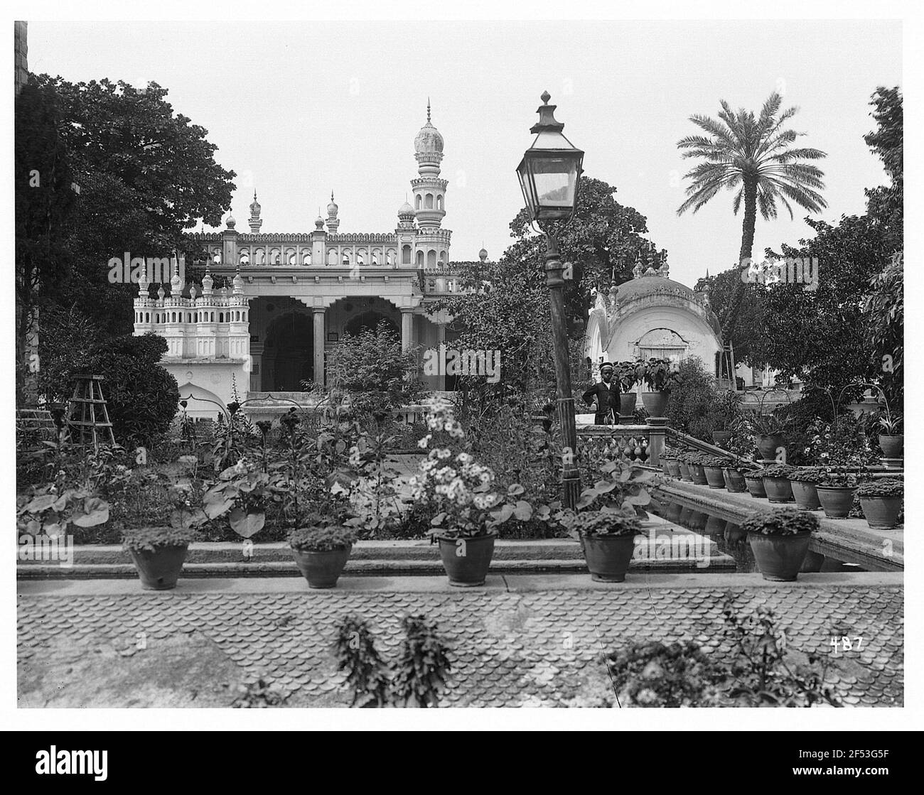 Üppig bepflanzte Innenhof eines Gebäudes in Hyderabad Stockfoto