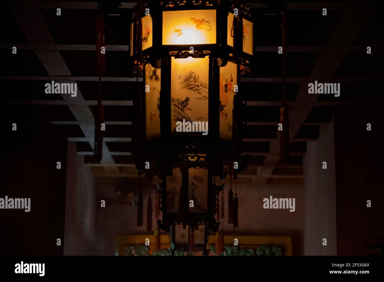 Lampe in einem Tempel in einem chinesischen Garten Stockfotografie - Alamy