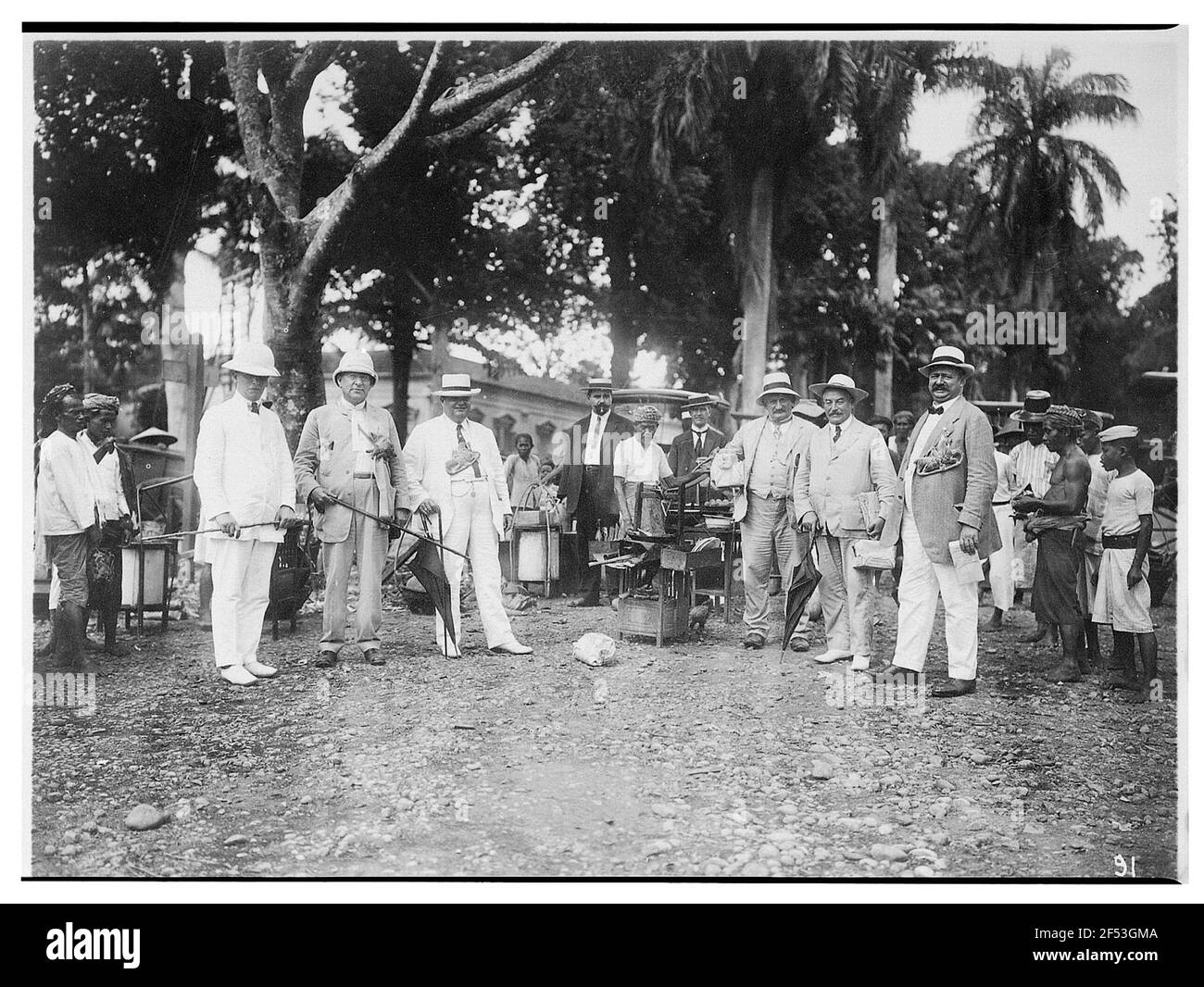 Batavia (Jakarta), Indonesien. Passagiere eines Hapag-Schiffes vor Ständen von Einheimischen auf dem Markt Stockfoto