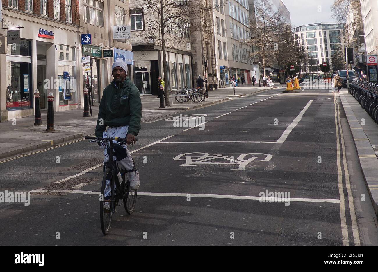Radfahrer fahren entlang einer leeren Cheapsiide an einem Montagmorgen City of London Stockfoto