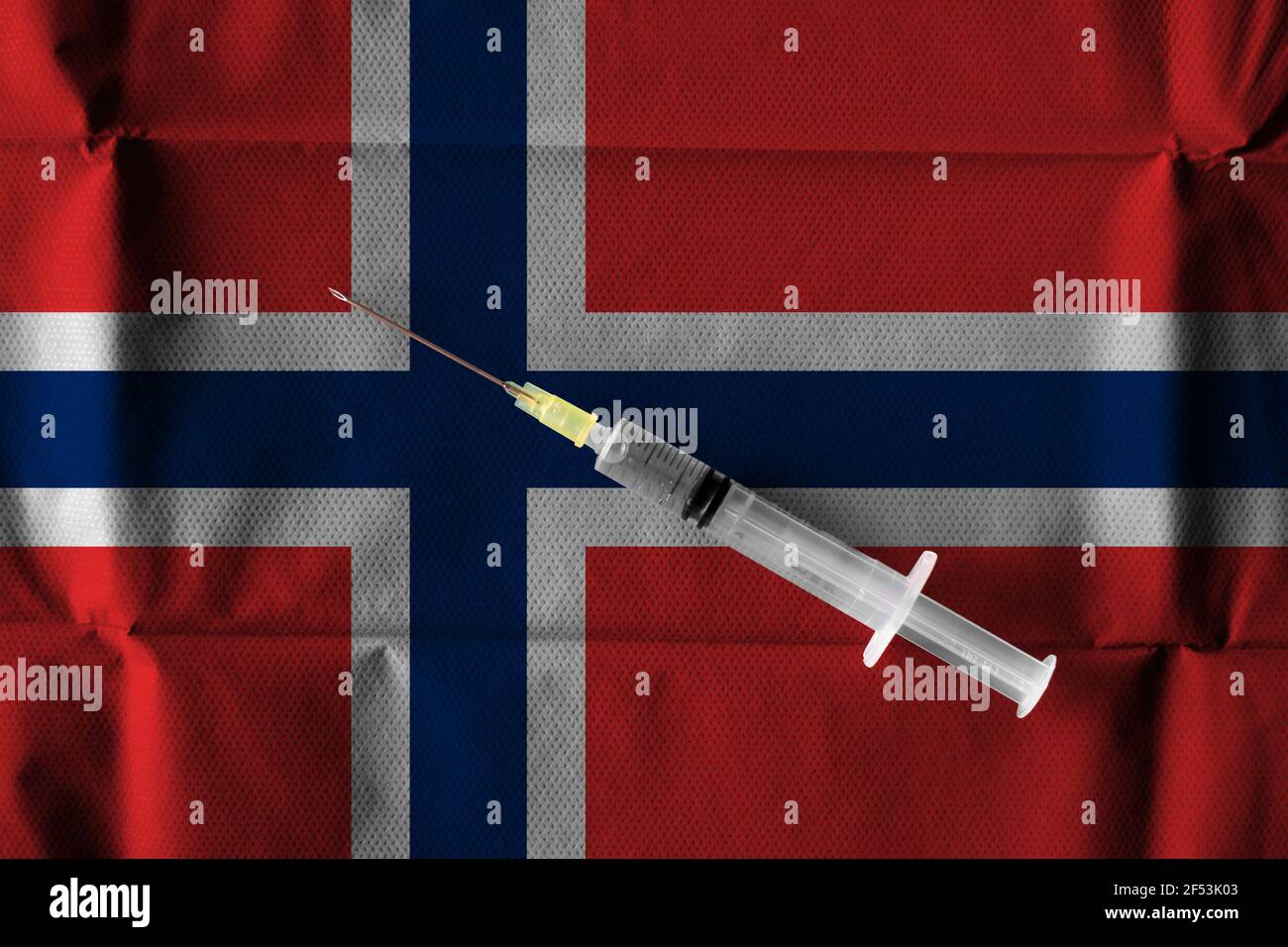 Konzept der laufenden Bemühungen Norwegens, COVID-19-Impfstoff mit einer Spritze, die auf norwegischer Flagge verwendet werden kann, zu liefern und zu vertreiben. Stockfoto