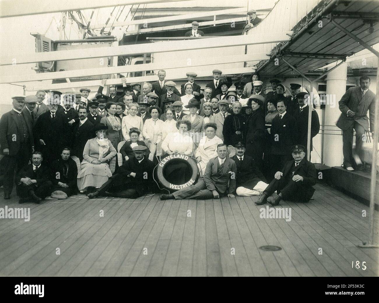 Gruppenbildung mit zahlreichen Touristen an Deck der Hochsee Passagierdampfer „Cleveland Stockfoto
