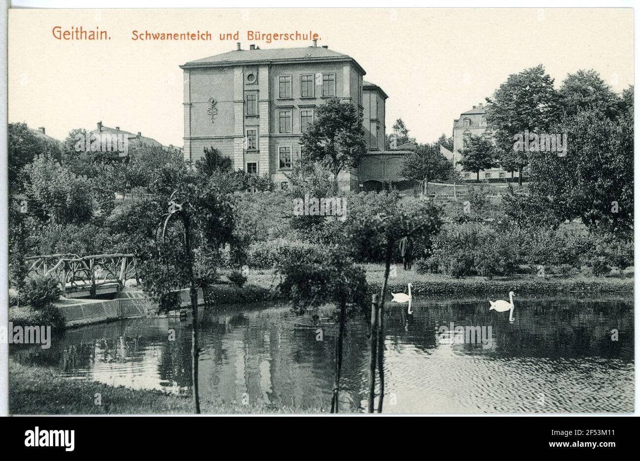 Schwanenteich und Bürgerschule Geithain. Schwanenteich und Bürgerschule Stockfoto