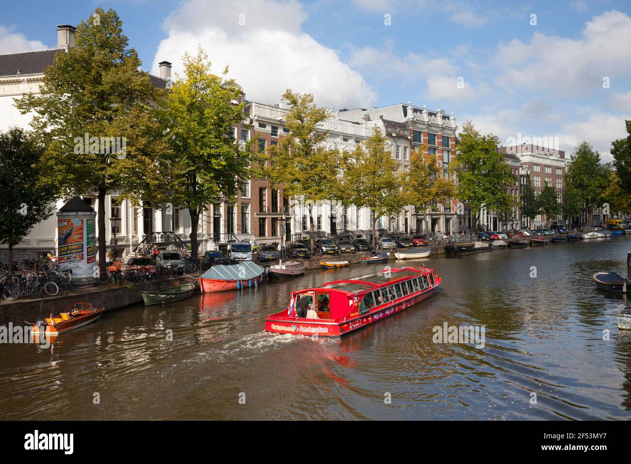 Geographie / Reisen, Niederlande, Holland, Amsterdam, Kanal, Wohnhaus, Passagierschiff, Additional-Rights-Clearance-Info-not-available Stockfoto