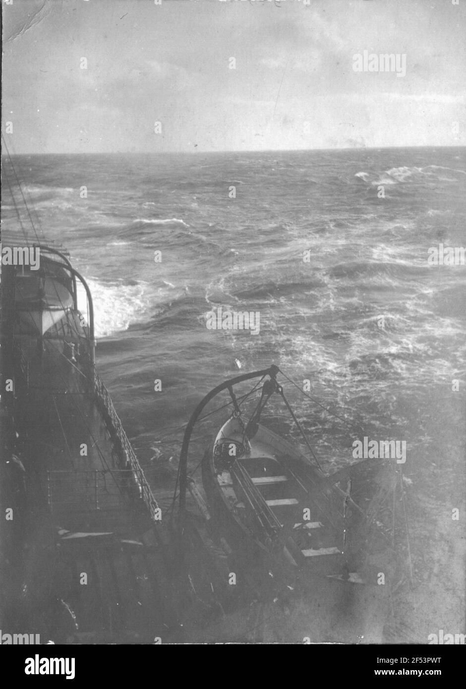 Goct die hintere Welle eines Schiffes. Blick von einem Oberdeck auf dem Achterschiff mit Rettungsboot nach Davits Stockfoto