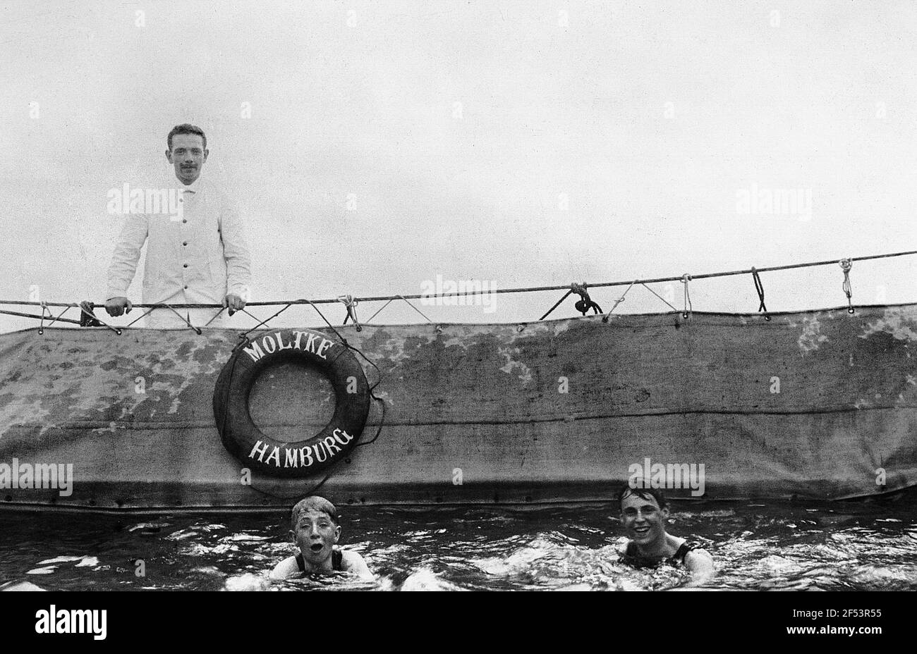 Hochsee-Passagierdampfer 'Moltke' der Hapag Hamburg (Hamburg-Amerika-Linie). Schwimmbad auf einem Sonnendeck Hochsee-Passagierdampfer 'Moltke' der Hapag Hamburg (Hamburg-Amerika-Linie). Swimmingpool auf einer Sonnenterrasse Stockfoto