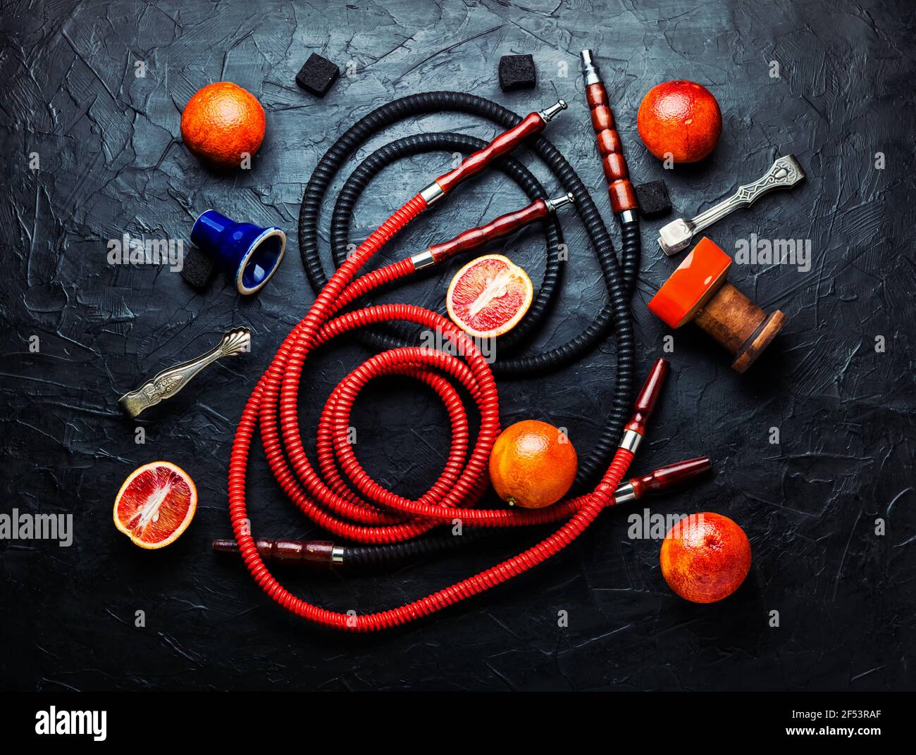 Östliches Rauchen Shisha oder Shisha mit Tabak mit Grapefruitgeschmack.Modern Obstshisha mit Orange Stockfoto