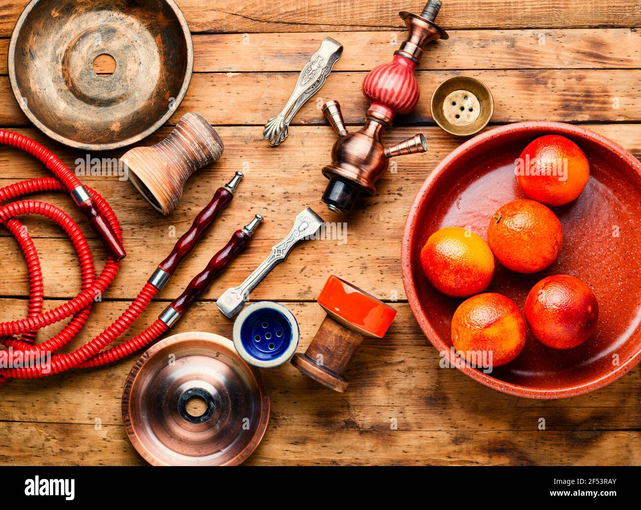 Ägyptische Shisha oder Shisha mit Tabak mit Grapefruitaroma.Ostrauchen Kalian Stockfoto