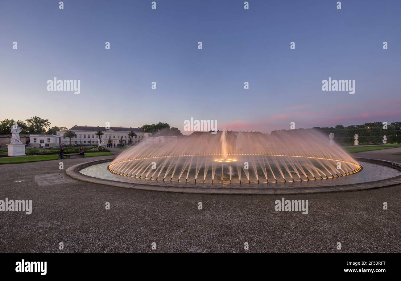 Geographie / Reisen, Deutschland, Niedersachsen, Hannover, glockenförmiger Brunnen des Orchesters des beleuchteten Herrenhauser Gartens i, Grundstütsfreigegeben Stockfoto