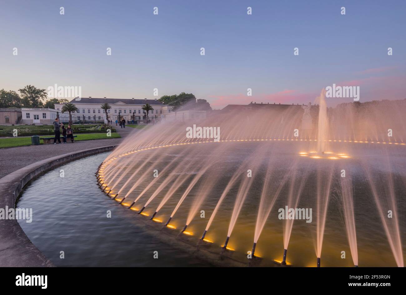 Geographie / Reisen, Deutschland, Niedersachsen, Hannover, glockenförmiger Brunnen des Orchesters des beleuchteten Herrenhauser Gartens i, Grundstütsfreigegeben Stockfoto