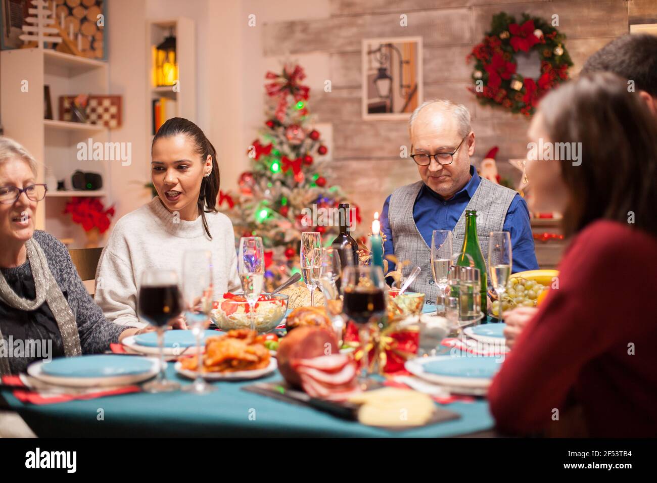Glückliche große Familie und leckeres Essen bei weihnachten Familientreffen. Stockfoto
