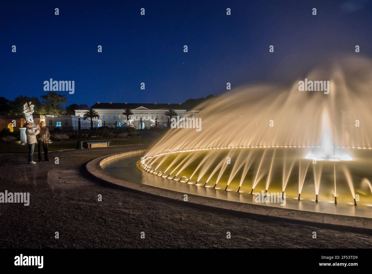Geographie / Reisen, Deutschland, Niedersachsen, Hannover, glockenförmiger Brunnen des Orchesters des beleuchteten Herrenhauser Gartens i, Grundstütsfreigegeben Stockfoto