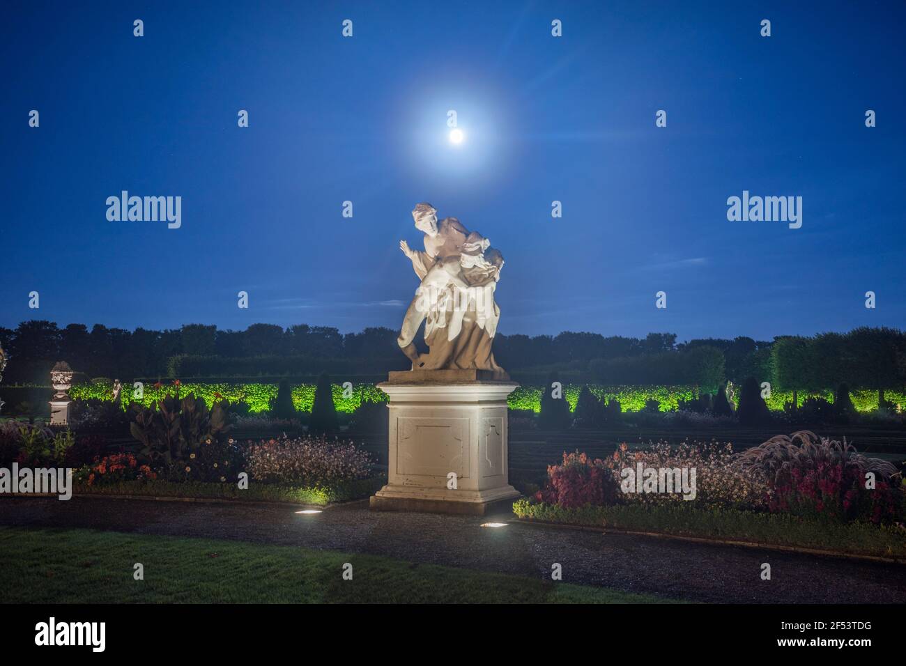 Geographie / Reisen, Deutschland, Niedersachsen, Hannover, Statue 'Merkur & Psyche' im Herrenhauser Garten im Mondschein, Eigenschaftsfrei Stockfoto