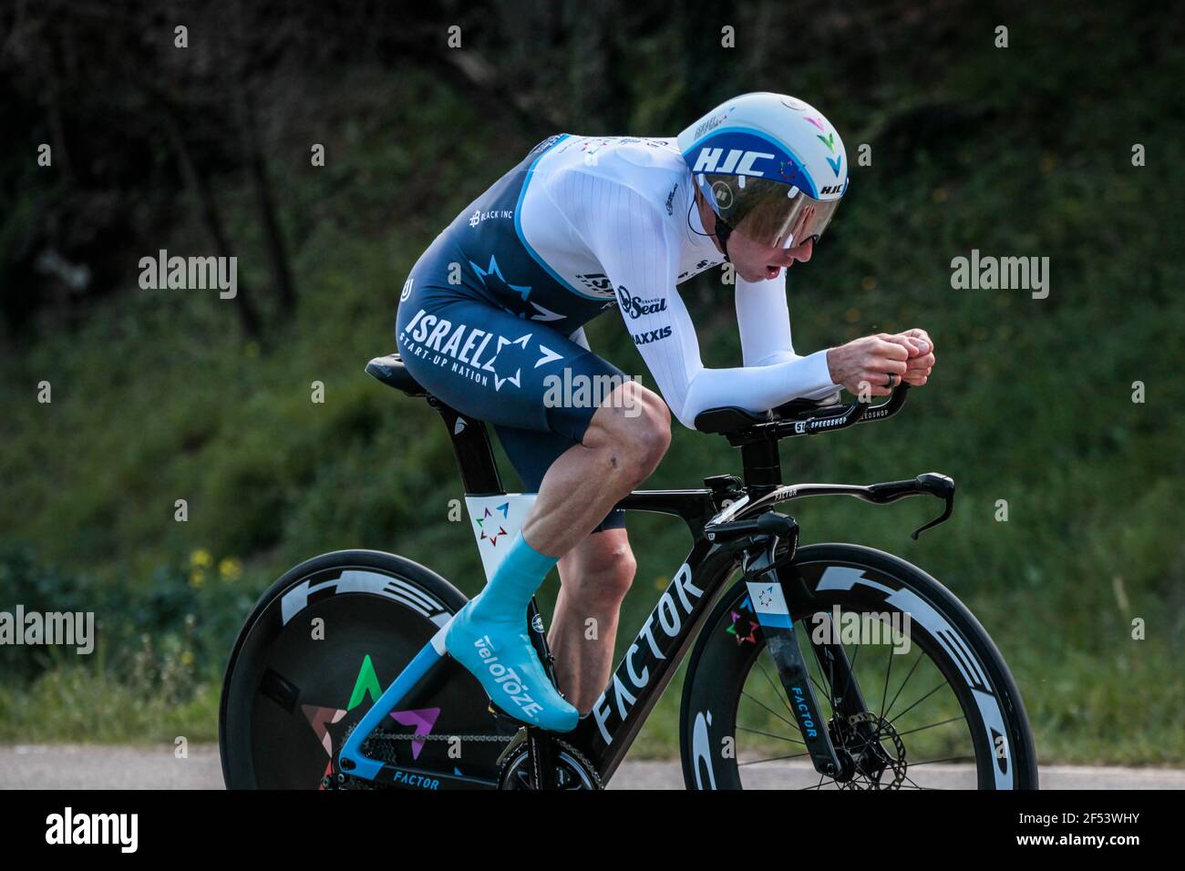 Volta Catalonia 23.3.2021- Michael Woods reitet für die Team Israel Cycling Academy im 18,5 km langen Zeitfahren in der Nähe von Banyoles, Spanien Stockfoto