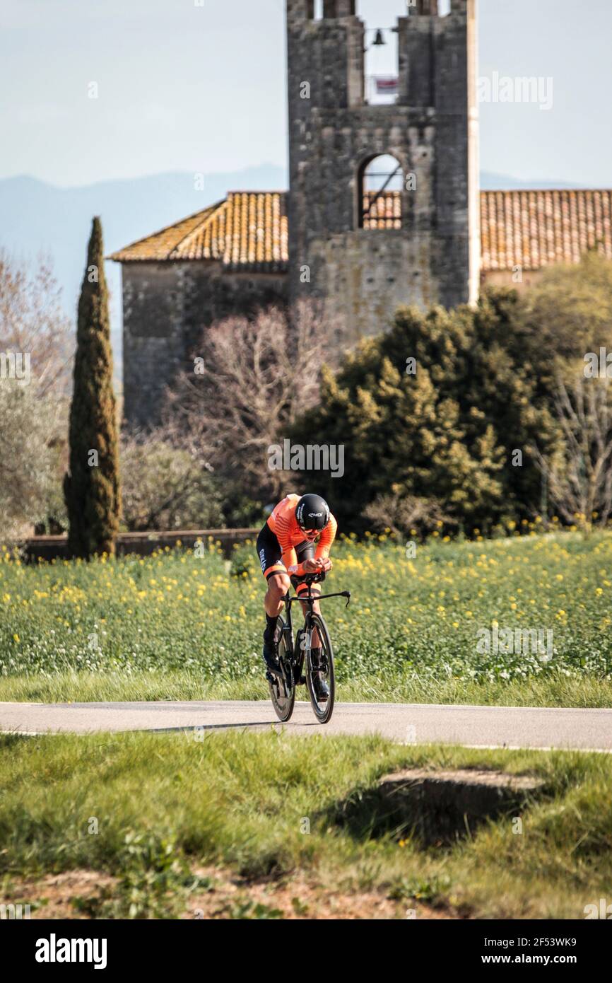 Volta Catalonia 23.3.2021- Mikel Iturria fährt für das Team Euskaltel–Euskadi im 18,5-km-Zeitfahren in der Nähe von Banyoles, Spanien Stockfoto